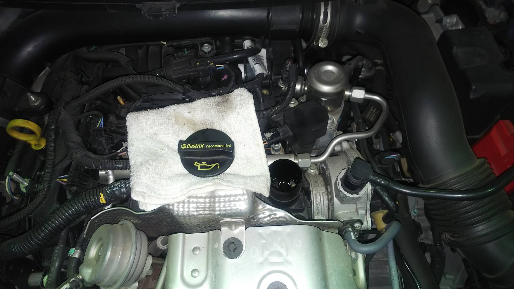 フォード フィエスタ エンジンオイル交換 ティー・ファクトリー